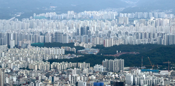 서울 송파구 롯데월드타워 전망대 서울스카이에서 바라본 강동구의 아파트 단지. 2022.9.15/뉴스1 ⓒ News1