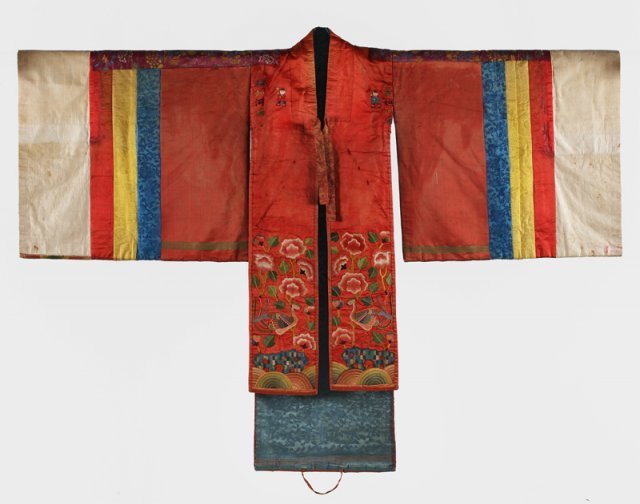 미국 로스앤젤레스카운티미술관(LACMA)이 소장 중인 20세기 초 조선시대 활옷. 국외소재문화재재단 제공
