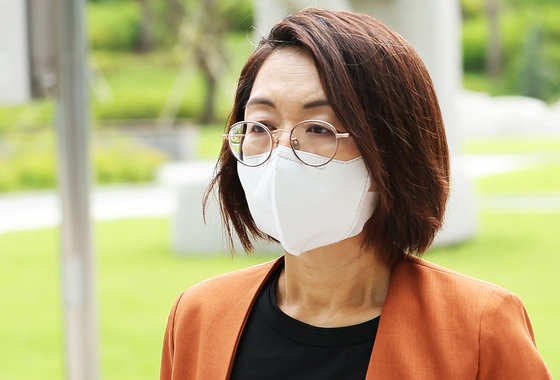 뇌물수수 혐의 등으로 기소된 은수미 전 성남시장이 지난7월22일 오후 경기 수원시 영통구 수원지방법원에서 열린 뇌물수수?직권남용권리행사방해(직권남용) 등 혐의 결심 공판에 출석하고 있다. 사진공동취재단