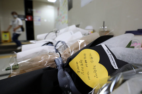 16일 오전 역무원 스토킹 살인사건이 발생한 서울지하철 2호선 신당역 여자화장실 앞에 마련된 추모공간에 시민들의 추모 문구와 꽃들이 놓여 있다. 2022.9.16/뉴스1 ⓒ News1