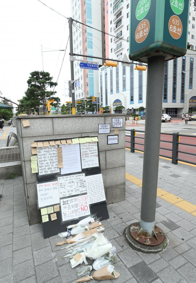 16일 오전 전날 참극이 일어난 서울 중구 지하철 신당역 10번 출구 앞에 여성단체 등이 내건 범죄 반대 문구 팻말과 꽃다발 등이 놓여 있다. 신원건 기자 laputa@donga.com