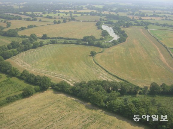 찰리 부부가 농장 경영을 포기한 탓에 2004년 휴한지 상태가 된 영국 잉글랜드 남부의 넵 사유지. 넵 기록보관소 제공