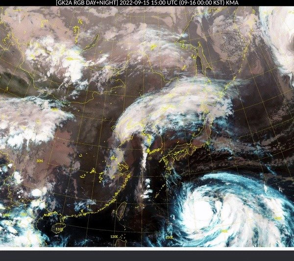 15일 오전 0시부터 오전 10시까지 천리안 2A 기상위성에서 관측한 동아시아 인근 RGB 주야간 합성 영상(기상청 제공) ⓒ News1