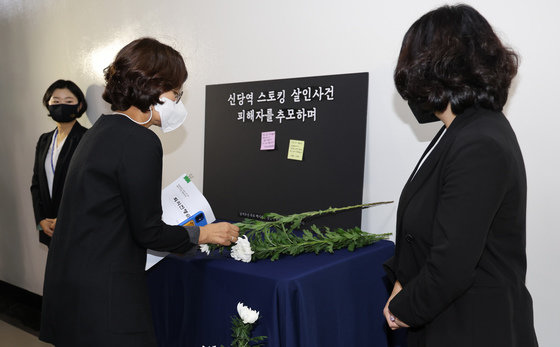 권인숙 국회 여성가족위원장이 16일 오전 서울 여의도 국회 여성가족위원회 회의실 앞 복도에 마련된 신당역 역무원 피살사건 피해자 추모 공간에서 헌화하고 있다. 사진공동취재단