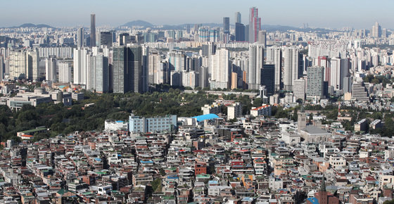 서울 남산에서 바라본 서울 시내 아파트와 주택가 모습. 2022.9.2/뉴스1
