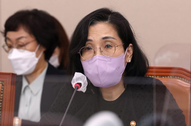 김현숙 여성가족부 장관이 16일 오전 서울 여의도 국회에서 열린 여성가족위 전체회의에서 신당역 역무원 피살사건 관련 질의에 답변하고 있다.
원대연 기자 yeon72@donga.com