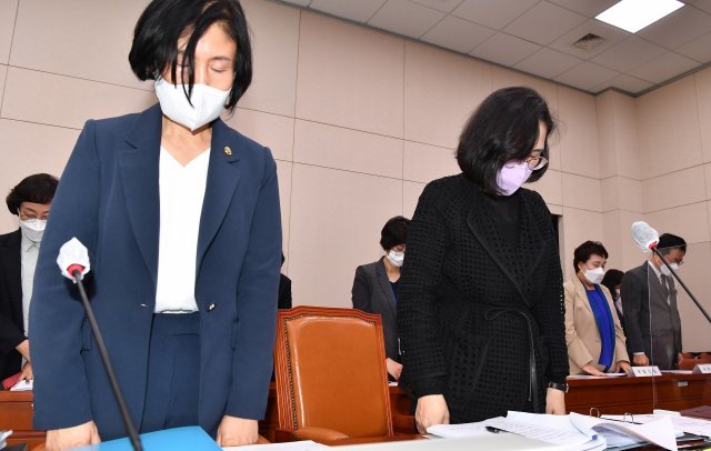 김현숙 여성가족부 장관(오른쪽)과 이기순 1차관이 16일 서울 여의도 국회에서 열린 여성가족위원회 전체회의에 앞서 신당역 역무원 피살사건 피해자를 추모하는 묵념을 하고 있다. 원대연 기자 yeon72@donga.com