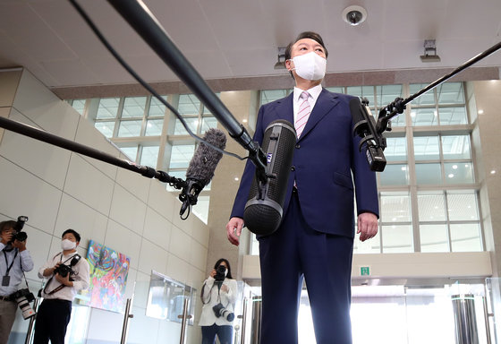 윤석열 대통령이 16일 오전 용산 대통령실 청사에서 열린 출근길 문답(도어스테핑)에서 취재진의 질문에 답하고 있다. 2022.9.16/뉴스1