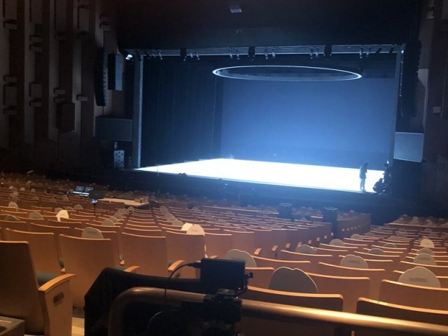 경기아트센터 대극장. 1541석 규모 공연 시설이지만 코로나 시기 관객을 받을 수 없게 되면서 공연예술 영상 제작의 장으로 활용됐다. 제공=경기아트센터