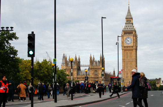16일 오전(현지 시간) 엘리자베스 2세 여왕의 관이 안치된 영국 런던 웨스트민스터 홀로 입장하기 위해 추모객들이 줄 서 있다. 2022.9.16/뉴스1
