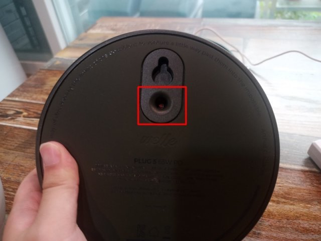 본체 뒤에 달린 리셋 버튼, 출처=IT동아