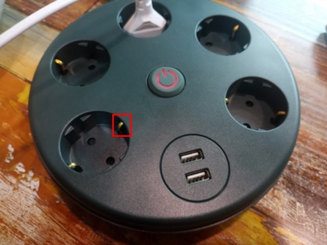 콘센트에 있는 금속 접지단자, 출처=IT동아