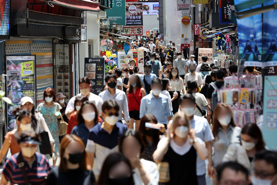 지난 7월 25일 서울 시내 한 거리에서 시민들이 마스크를 착용한 채 발걸음을 옮기고 있다. /뉴스1