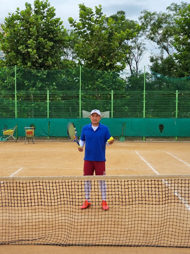 최철권 서웅 숭의여고 농구부장(60)은 테니스 실력도 선수 수준으로 뛰어나다. 최철권 부장 제공.