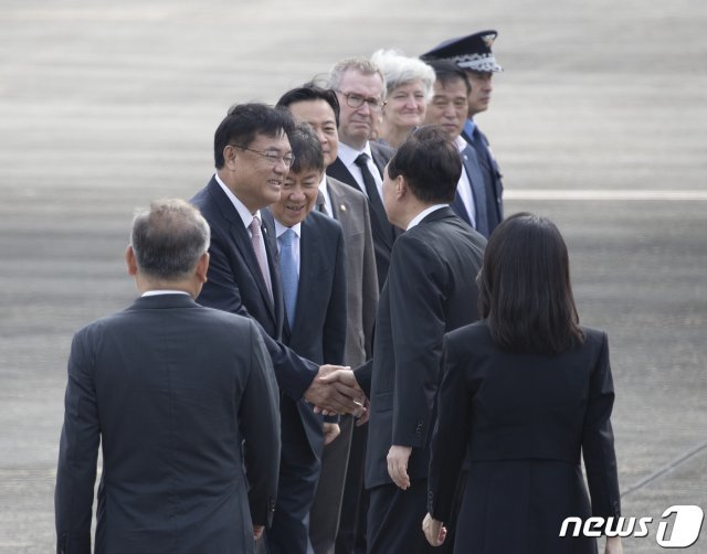 (성남=뉴스1) 신웅수 기자 = 영국·미국·캐나다 5박7일 순방에 나서는 윤석열 대통령이 18일 오전 경기 성남시 서울공항을 통해 출국하기 전 정진석 국민의힘 비상대책위원장과 인사하고 있다.

윤 대통령은 런던 웨스트민스터 사원에서 엄수되는 엘리자베스 2세 여왕의 장례식에 참석한 뒤 미국 뉴욕으로 이동, 20일 유엔총회 기조연설을 한다. 

한미·한일정상회담도 추진되며 이어 23일 캐나다 오타와에서 쥐스탱 트뤼도 총리와 한-캐나다 정상회담을 한다. 2022.9.18/뉴스1