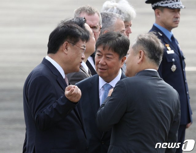 정진석 국민의힘 비상대책위원장(왼쪽부터)과 김대기 대통령 비서실장, 이상민 행정안전부 장관이 18일 오전 경기 성남시 서울공항에서 윤석열 대통령 환송에 앞서 대화하고 있다.

윤 대통령은 런던 웨스트민스터 사원에서 엄수되는 엘리자베스 2세 여왕의 장례식에 참석한 뒤 미국 뉴욕으로 이동, 20일 유엔총회 기조연설을 한다. 

한미·한일정상회담도 추진되며 이어 23일 캐나다 오타와에서 쥐스탱 트뤼도 총리와 한-캐나다 정상회담을 한다. 2022.9.18/뉴스1