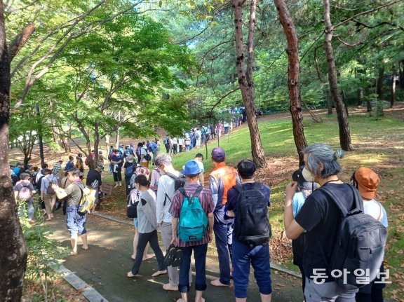 9월 17일 토요일 서울 대모산 맨발걷기숲길힐링스쿨에 많은 사람들이 참여했다. 맨발걷기시민운동본부 제공.