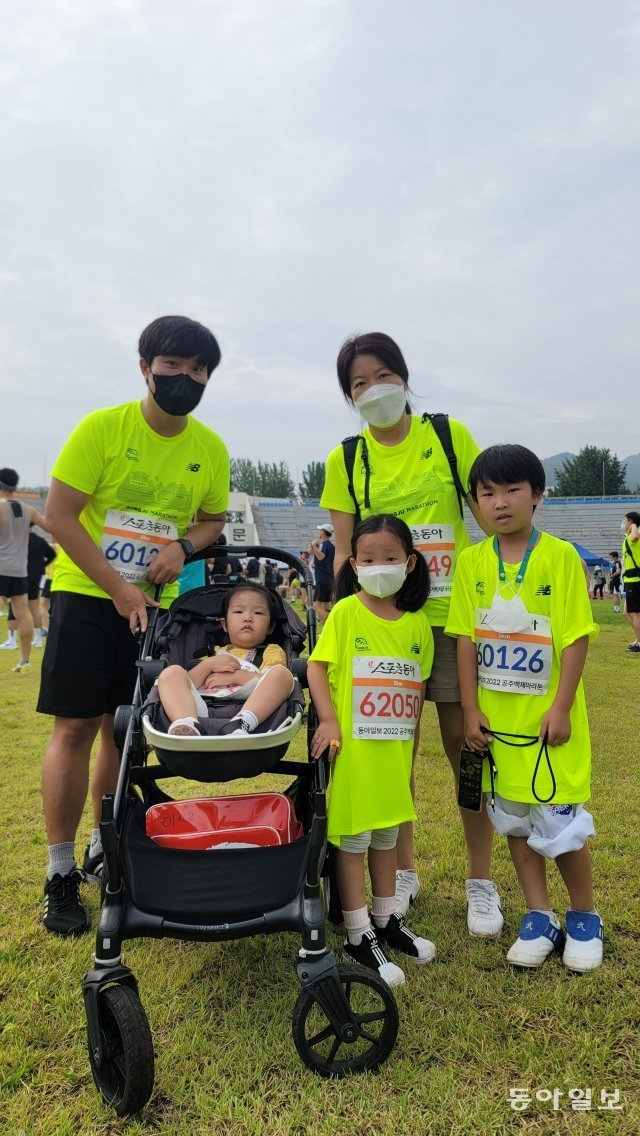 온 가족과 함께 첫 마라톤(5km) 도전에 나선 이재근 씨(왼쪽).  공주=강동웅 기자 leper@donga.com