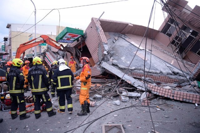 대만 규모 6.8 강진… 건물-다리 무너지고 열차 탈선 피해 속출