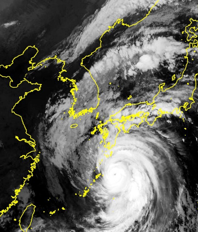 제14호 태풍 난마돌이 북상하고 있는 가운데 18일 일본  기상청이 제공한 위성사진.  출처 일본 기상청 홈페이지