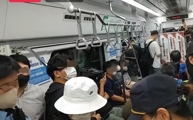 전국장애인차별철폐연대가 19일 오전 2호선 시청역에서 지하철에 탑승해 승하차 집회를 시작했다. (전장연 페이스북 갈무리)