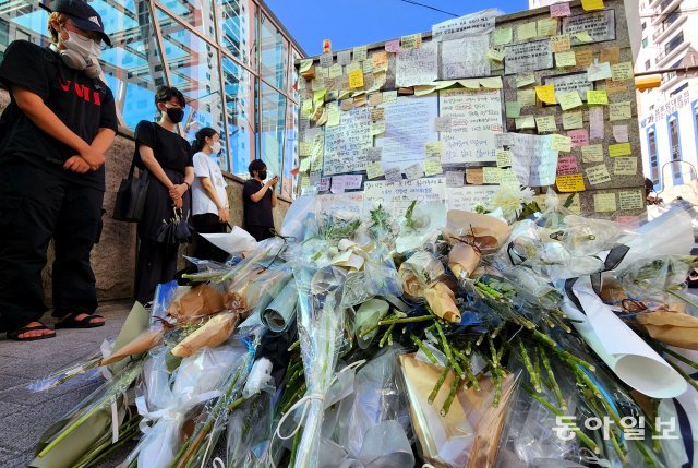 서울교통공사 역무원 스토킹 살인사건이 발생한 서울 지하철 2호선 신당역 출구 앞에 마련된 추모공간에서 18일 오후 시민들이 고인을 추모하고 있다. 
전영한 기자 scoopjyh@donga.com