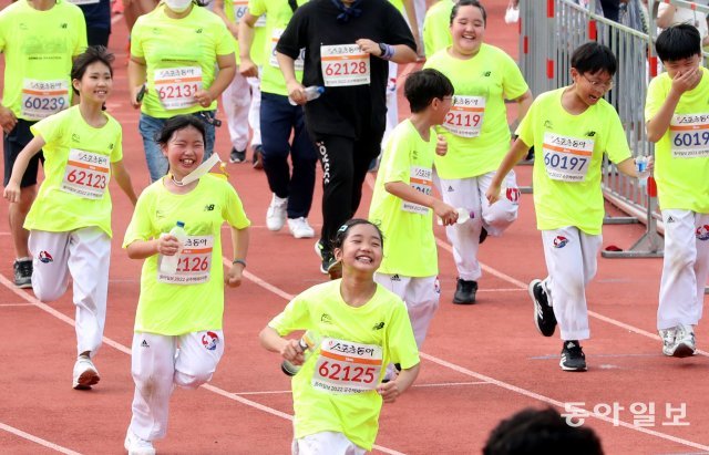 공주백제마라톤에 참가한 어린이들이 활짝 웃으며 달리고 있다.  공주=신원건 기자 laputa@donga.com