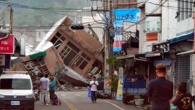 대만 남동부 타이둥현에서 발생한 규모 6.8 지진으로 무너진 건물들. 출처 트위터
