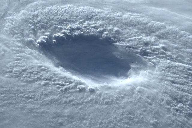 미국 항공우주국(NASA·나사) 소속 우주비행사 밥 하인스가 18일 자신의 트위터에 공개한 제14호 태풍 ‘난마돌’ 사진. 밥 하인스 트위터 캡처