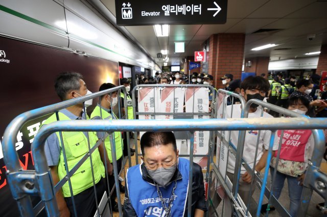 권달주 전국장애인차별철폐연대 상임공동대표가 19일 서울 중구 시청역에서 ‘김순석 열사 38주기, 공간의 자유를 찾아서’ 출근길 선전전의 일환으로 대형 철제 수레 속에 들어간 채 열차를 기다리고 있다. 뉴스1