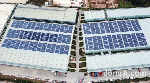 지붕에 태양광 패널을 설치한 지누스 중국 화안공장 전경. 사진=현대백화점그룹 제공