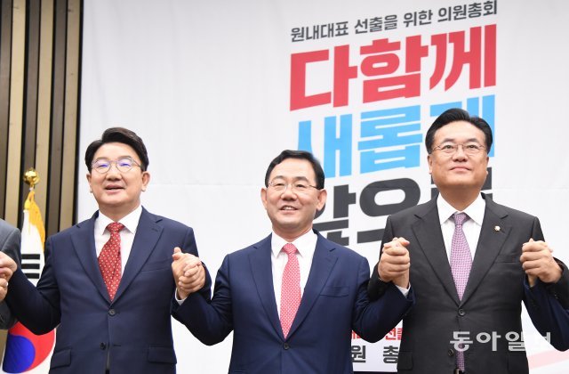 19일 오전 서울 여의도 국회에서 열린 국민의힘 신임 원내대표 선출을 위한 의원총회가 열린 가운데, 신임 원내대표로 선출된 주호영 의원(가운데)이 정진석 비대위원장(오른쪽), 권성동 원내대표 등 지도부와 기념촬영하고 있다. 원대연 기자 yeon72@donga.com