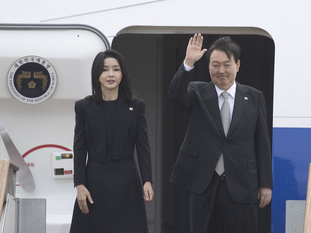 영국·미국·캐나다 5박7일 순방에 나서는 윤석열 대통령과 김건희 여사가 18일 오전 경기 성남시 서울공항을 통해 출국하고 있다.  2022.9.18/뉴스1 ⓒ News1 신웅수 기자