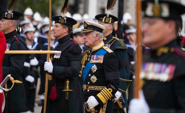 찰스 3세 영국 국왕이 19일(현지시간) 영국 런던의 웨스트민스터 홀에서 웨스트민스터 사원으로 향하는 고 엘리자베스 2세 영국 여왕의 운구 행렬을 따르고 있다. 2022.09.19. 런던=AP/뉴시스