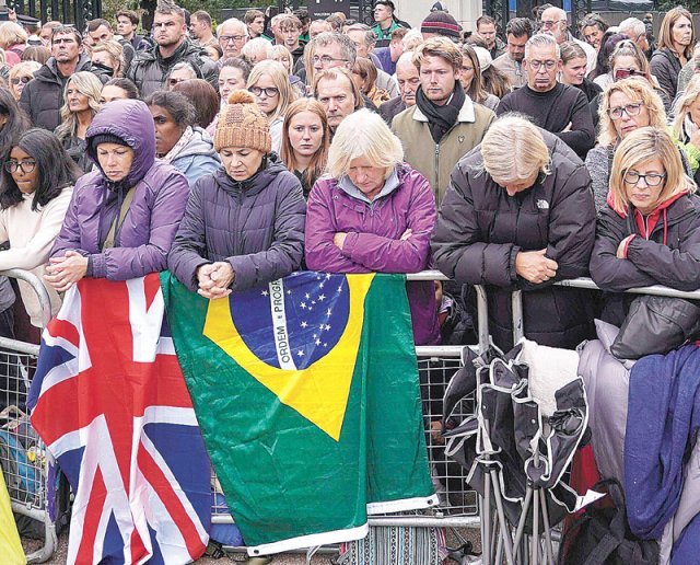 시민들 사원 밖에서 추모 19일(현지 시간) 엘리자베스 2세 여왕의 장례식이 진행된 영국 런던 웨스트민스터 사원 밖에서 기다리던 시민들이 여왕을 추모하고 있다. 런던=AP 뉴시스