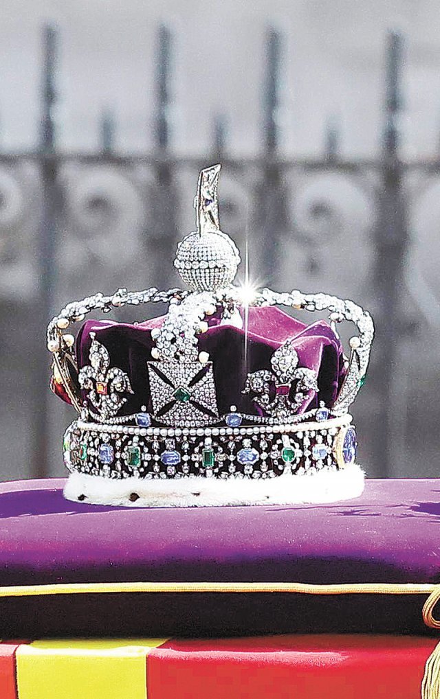 관 위의 여왕 왕관 여왕의 관 위에 권위를 상징하는 ‘제국 왕관’이 놓여 있다. 런던=AP 뉴시스