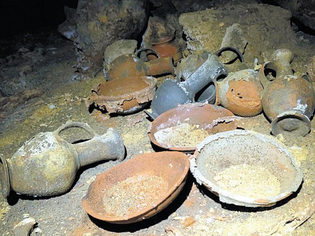 이스라엘 팔마힘 국립공원에서 발견된 3300년 전 청동기시대 동굴. 땅에 묻힌 토기들이 보인다. 사진 출처 이스라엘 문화재청(IAA)