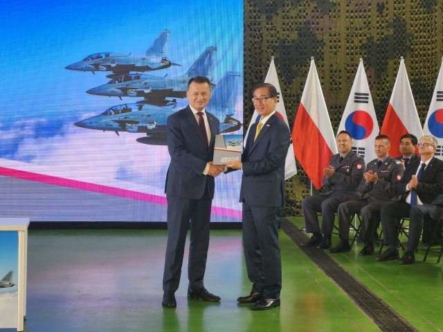 강구영 한국항공우주산업(KAI) 사장(오른쪽)이 16일 폴란드 현지에서 FA-50경공격기 48대를 폴란드에 수출하는 
이행계약(본계약)을 체결한 뒤 마리우시 브와슈챠크 폴란드 부총리 겸 국방장관과 악수를 나누고 있다. 한국항공우주산업 제공