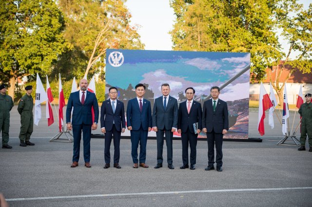 국내 방위산업체 대표들이 8월 26일(현지시간) 폴란드 군비청과 K2전차와 K9자주포 수출을 위한 
1차 이행계약(본계약)을 체결한 뒤 기념촬영을 하고 있다. 왼쪽부터 세바스찬 흐바웩 폴란드 국영방산그룹 PGZ 회장, 손재일 
한화디펜스 사장, 엄동환 방위사업청장, 마리우시 브와슈차크 폴란드 부총리 겸 국방장관, 이용배 현대로템 사장, 유동준 국방부 
전력자원관리실장. 방위사업청 제공