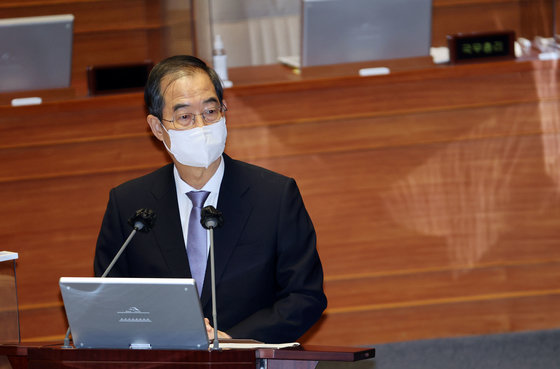 한덕수 국무총리가 19일 오후 서울 여의도 국회 본회의장에서 열린 정치분야 대정부질문에 출석해 서영교 더불어민주당 의원의 질의에 답하고 있다. 사진공동취재단