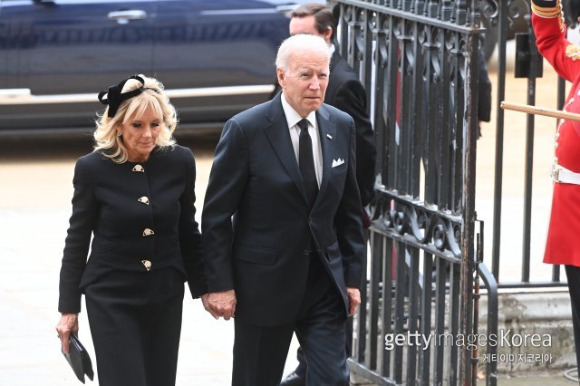조 바이든 미국 대통령 부부가 지난 19일(현지시간) 엘리자베스 2세 영국 여왕의 장례식이 열린 런던 웨스트민스터 사원에 도착했다. ⓒ(GettyImages)/코리아