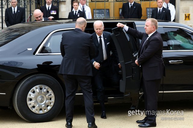 조 바이든 미국 대통령이 지난 19일(현지시간) 엘리자베스 2세 영국 여왕의 장례식이 열린 런던 웨스트민스터 사원에 도착해 전용차 ‘비스트’에서 내리고 있다. ⓒ(GettyImages)/코리아