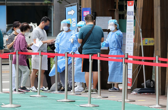 19일 오전 서울 송파구보건소에 마련된 신종 코로나바이러스 감염증(코로나19) 선별진료소에서 시민들이 검사를 받기 위해 순서를 기다리고 있다. 2022.9.19/뉴스1 ⓒ News1