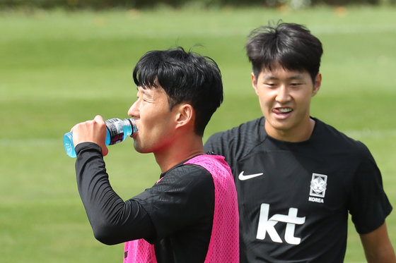 대한민국 축구대표팀 손흥민이 20일 오전 경기 파주 국가대표 트레이닝센터(NFC)에서 가진 훈련에서 음료를 마시고 있다. 파울루 벤투 감독이 이끄는 대한민국 축구대표팀은 오는 23일 고양종합운동장에서 코스타리카와 맞대결을 펼친 뒤, 27일 서울월드컵경기장에서 카메룬을 상대한다. 2022.9.20/뉴스1