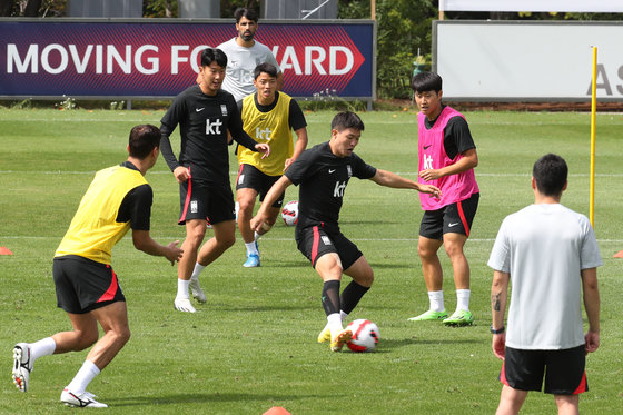 대한민국 축구대표팀 손흥민과 이강인, 황희찬, 권창훈 등이 20일 오전 경기 파주 국가대표 트레이닝센터(NFC)에서 훈련을 하고 있다. 파울루 벤투 감독이 이끄는 대한민국 축구대표팀은 오는 23일 고양종합운동장에서 코스타리카와 맞대결을 펼친 뒤, 27일 서울월드컵경기장에서 카메룬을 상대한다. 2022.9.20/뉴스1