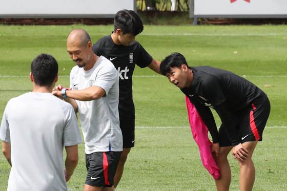 대한민국 축구대표팀 이강인이 20일 오전 경기 파주 국가대표 트레이닝센터(NFC)에서 손흥민에게 미니게임을 위한 훈련 조끼를 건네고 있다. 파울루 벤투 감독이 이끄는 대한민국 축구대표팀은 오는 23일 고양종합운동장에서 코스타리카와 맞대결을 펼친 뒤, 27일 서울월드컵경기장에서 카메룬을 상대한다. 2022.9.20/뉴스1