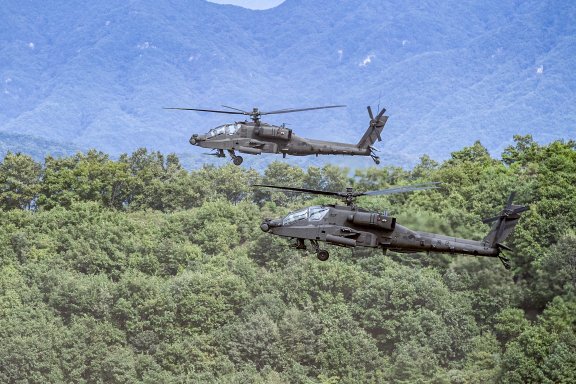 AH-64E 아파치 공격헬기가 기동하고 있다. 육군 제공