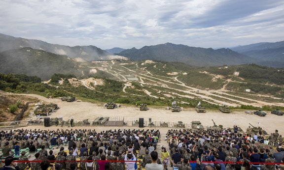 20일 육군이 경기 포천 승진과학화훈련장에서 DX KOREA 2022 사전 행사로 대규모 기동화력시범을 선보이고 있다. 육군제공