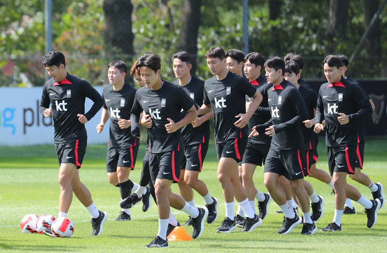 대한민국 축구대표팀이 20일 오전 경기 파주 국가대표 트레이닝센터(NFC)에서 훈련을 하고 있다. 파울루 벤투 감독이 이끄는 대한민국 축구대표팀은 오는 23일 고양종합운동장에서 코스타리카와 맞대결을 펼친 뒤, 27일 서울월드컵경기장에서 카메룬을 상대한다. 2022.9.20 뉴스1