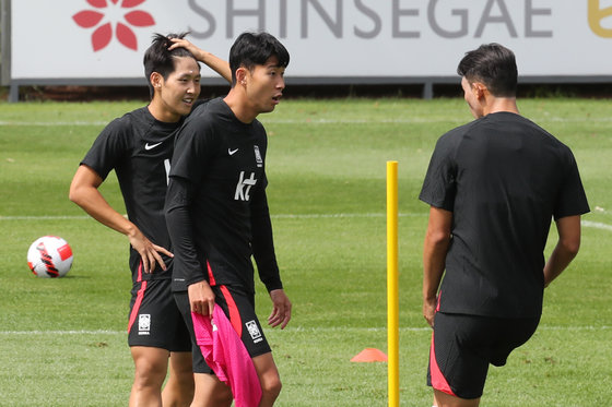 대한민국 축구대표팀 손흥민과 이강인 등이 20일 오전 경기 파주 국가대표 트레이닝센터(NFC)에서 훈련을 하고 있다. 파울루 벤투 감독이 이끄는 대한민국 축구대표팀은 오는 23일 고양종합운동장에서 코스타리카와 맞대결을 펼친 뒤, 27일 서울월드컵경기장에서 카메룬을 상대한다. 2022.9.20 뉴스1